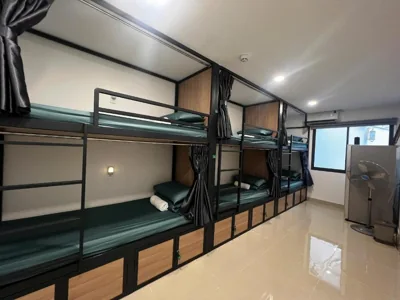 Litera en dormitorio masculino — TalaSaiGon Hotel