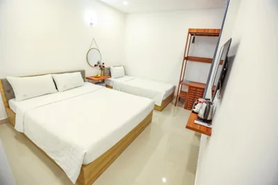 Habitación triple de lujo — TalaSaiGon Hotel